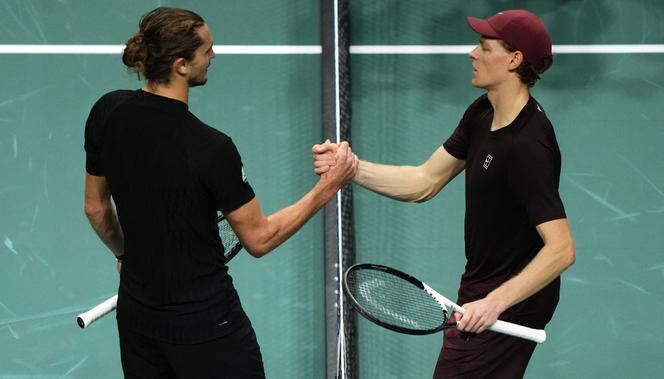 L’Italien Jannik Sinner (à droite) serre la main de l’Allemand Alexander Zverev en demi-finales du Masters 1000 de Paris, à la Paris La Défense Arena de Nanterre, le 1er novembre 2025.