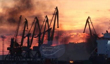 L’Ukraine revendique l’attaque de deux navires de la flotte fantôme russe en mer Noire – Libération