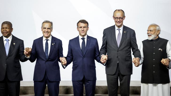 Joao Lourenco (Union africaine), Mark Carney (Canada), Emmanuel Macron, Fredrich Merz (Allemagne) et Narendra Modi (Inde) lors du G20 à Johannesburg ce 22 novembre. 