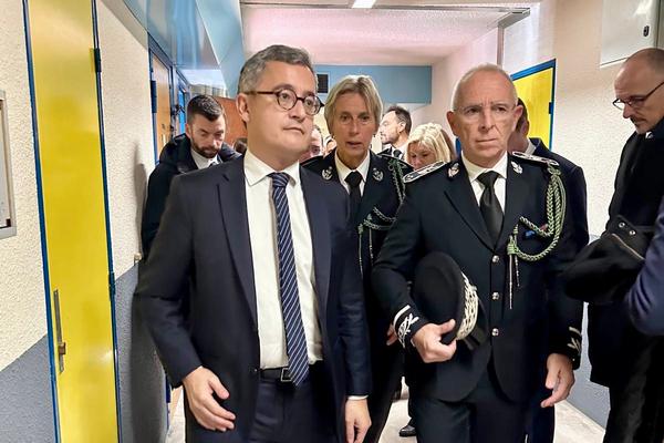 Gérald Darmanin dans les couloirs de la maison d’arrêt  de Grasse aux côtés de Thierry Alvès, directeur interrégional des services pénitentiaires et Claire Doucet, directrice de la maison d’arrêt de Grasse.