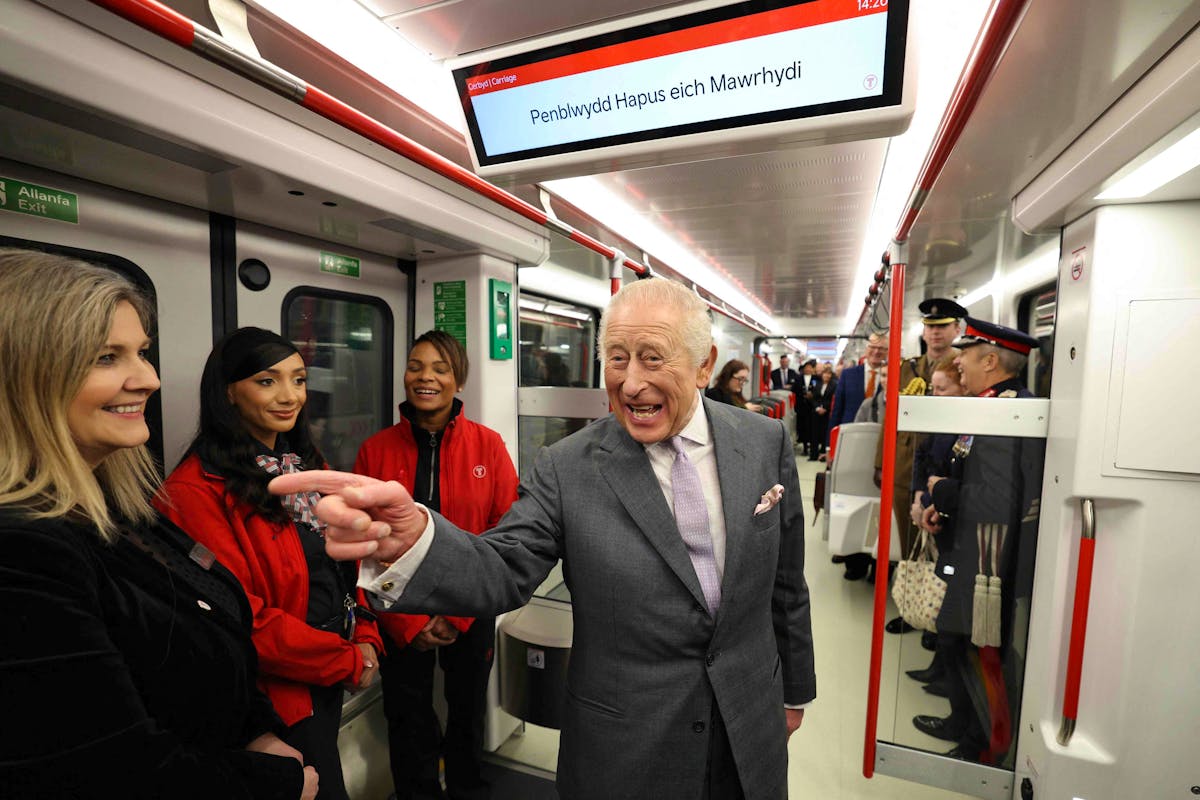 Charles III est monté à bord d'une rame de métro, où le personnel lui avait préparé un message de voeux en gallois: «Penblywydd Hapus eich Mawrhydi», autrement dit «Joyeux anniversaire, Votre Majesté».