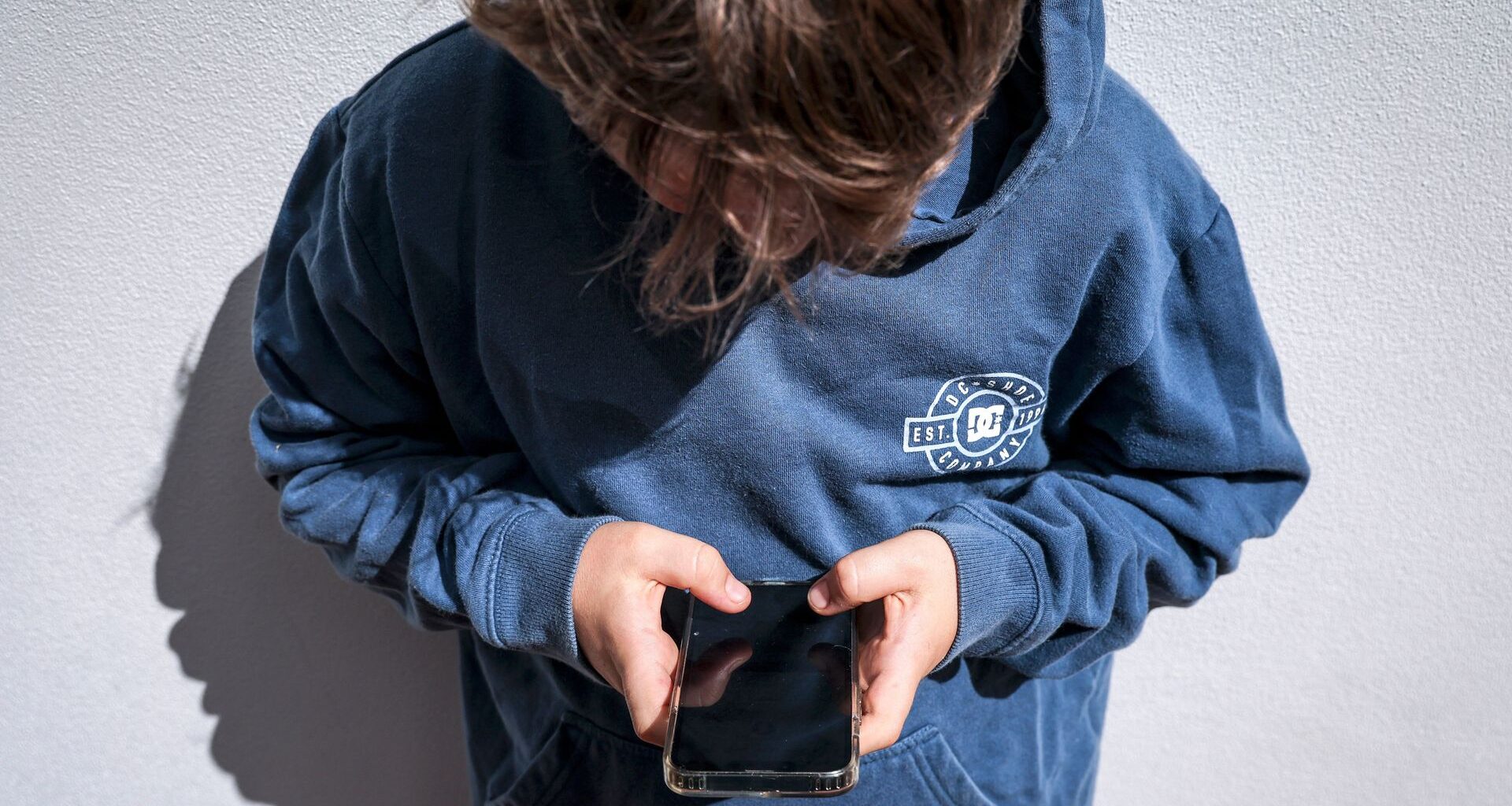 Internet est une jungle pour nos enfants : l’Union européenne veut légiférer l'accès des plus jeunes aux réseaux sociaux