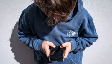 Internet est une jungle pour nos enfants : l’Union européenne veut légiférer l'accès des plus jeunes aux réseaux sociaux