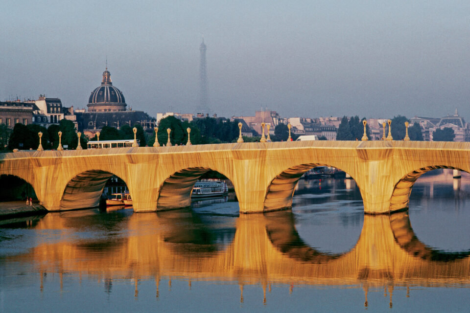 The Pont Neuf Wrapped, l'œuvre éphémère de Christo et Jeanne-CLaude installée à Paris de septembre à octobre 1985.