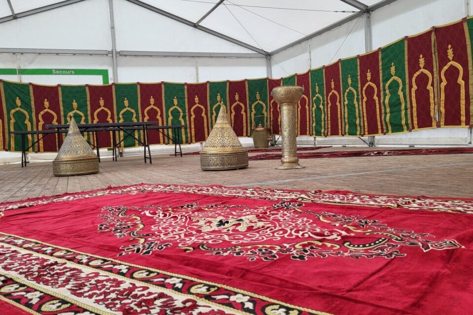 Ce vendredi 7 novembre 2025, le parc des expositions Mochel-Sevin, à Mantes-la-Jolie (Yvelines), a commencé à se transformer en 