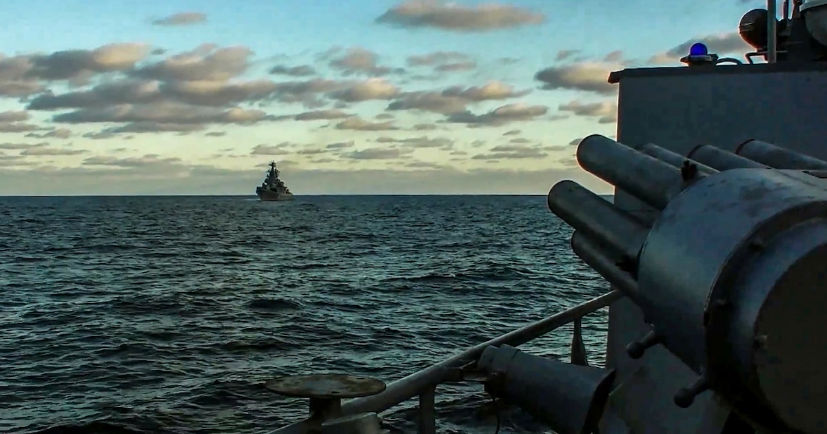 Photo d'archive du ministère russe de la Défense, navires de guerre russes lors de manoeuvres en mer Noire au large de la Crimée le 12 février 2022