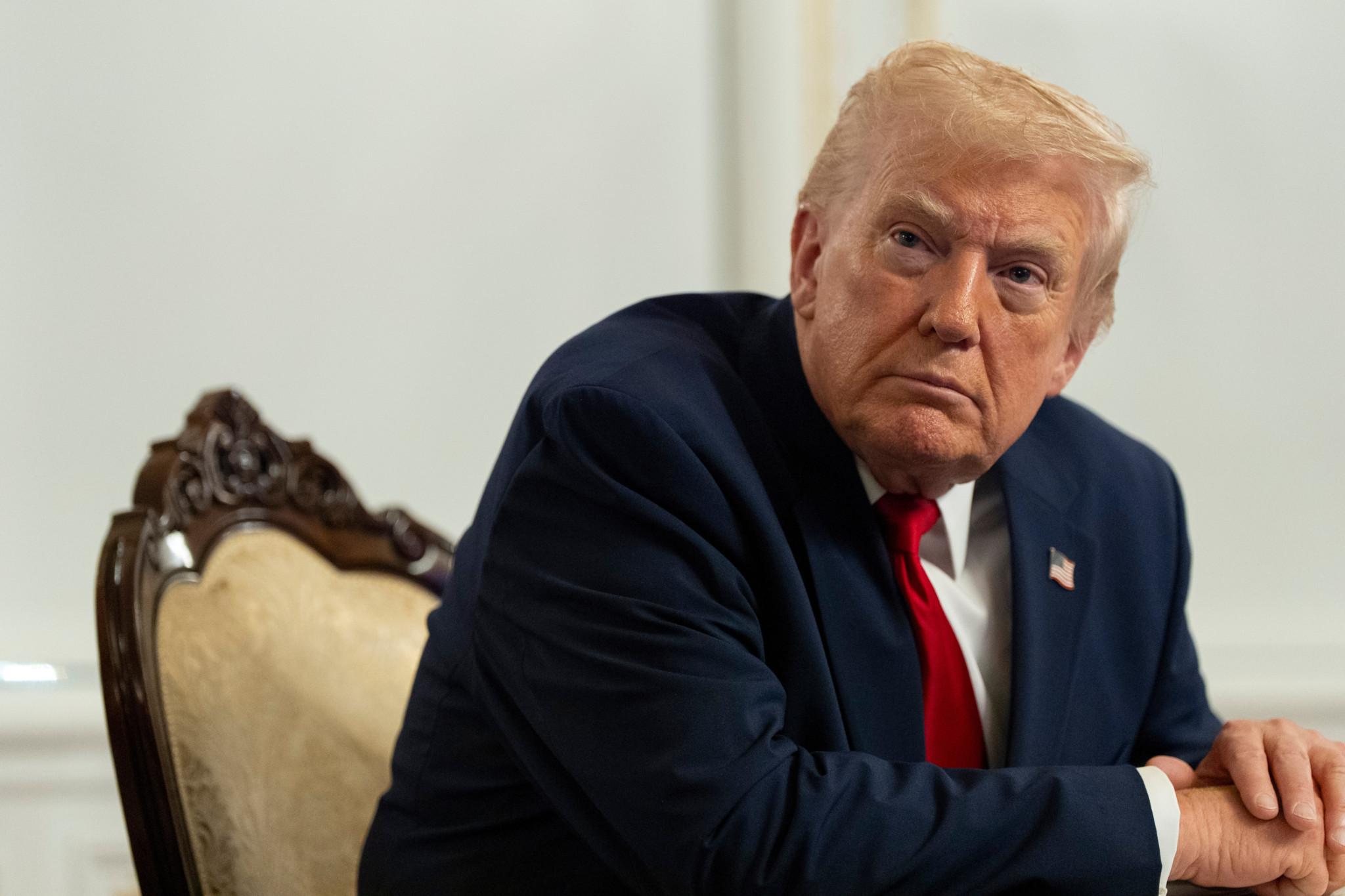 Donald Trump s’adresse aux journalistes après avoir parlé aux troupes par vidéo depuis Mar-a-Lago à Thanksgiving, Palm Beach. Donald Trump s’adresse aux journalistes après avoir parlé aux troupes par vidéo depuis Mar-a-Lago à Thanksgiving, Palm Beach.