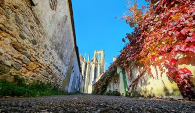 ce village devenu trop populaire