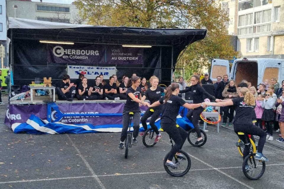 Le cirque Sol'Air en démonstration.