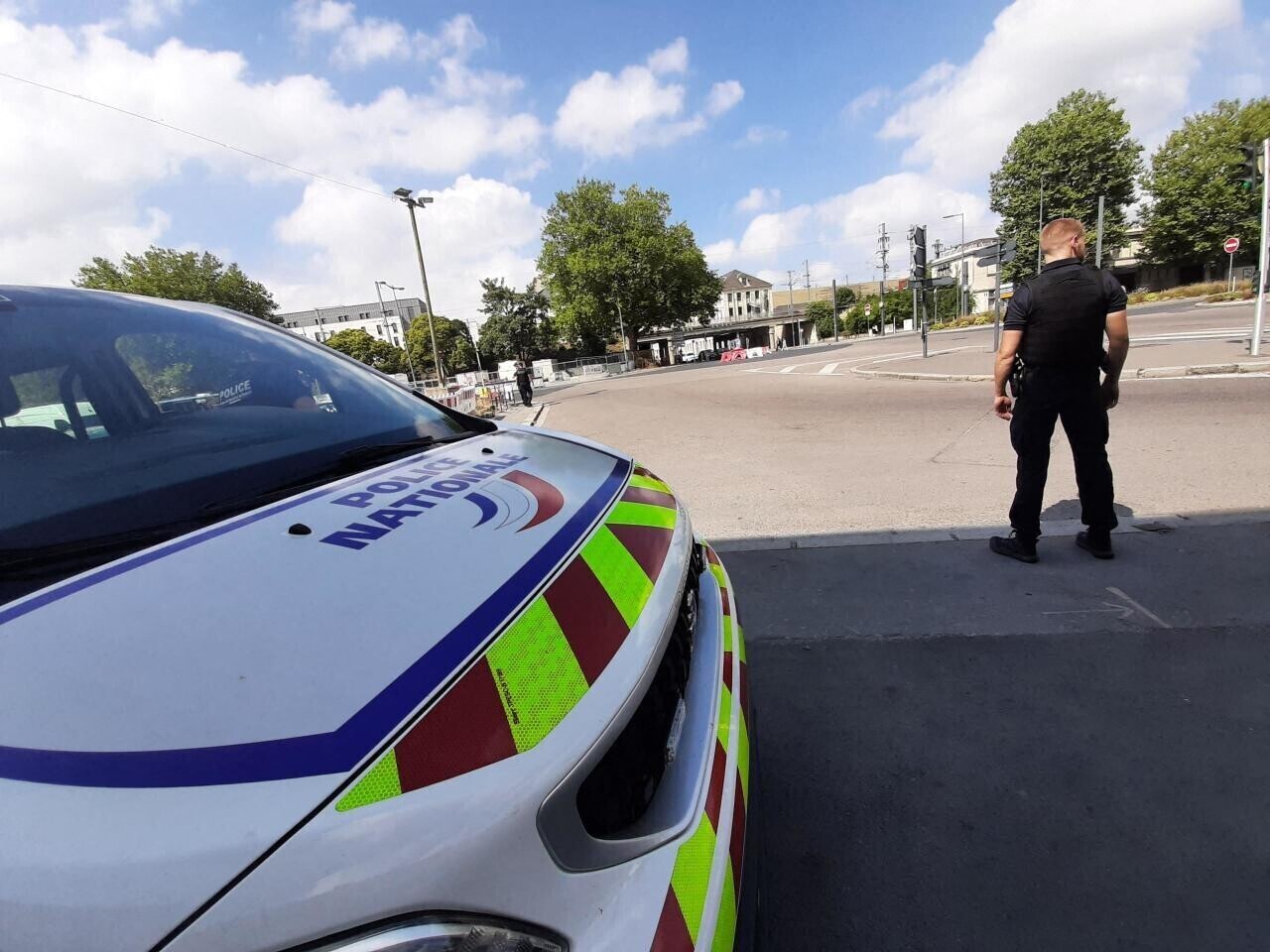 Près de Lyon. Un individu "menaçant" arrêté avec un sabre en pleine rue, il crie "Allah Akbar"