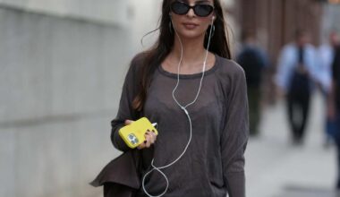 Emily Ratajkowski et le réalisateur français Romain Gavras, photographiés main dans la main dans les rues de New York