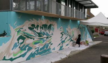 la municipalité commande une fresque à une jeune artiste locale