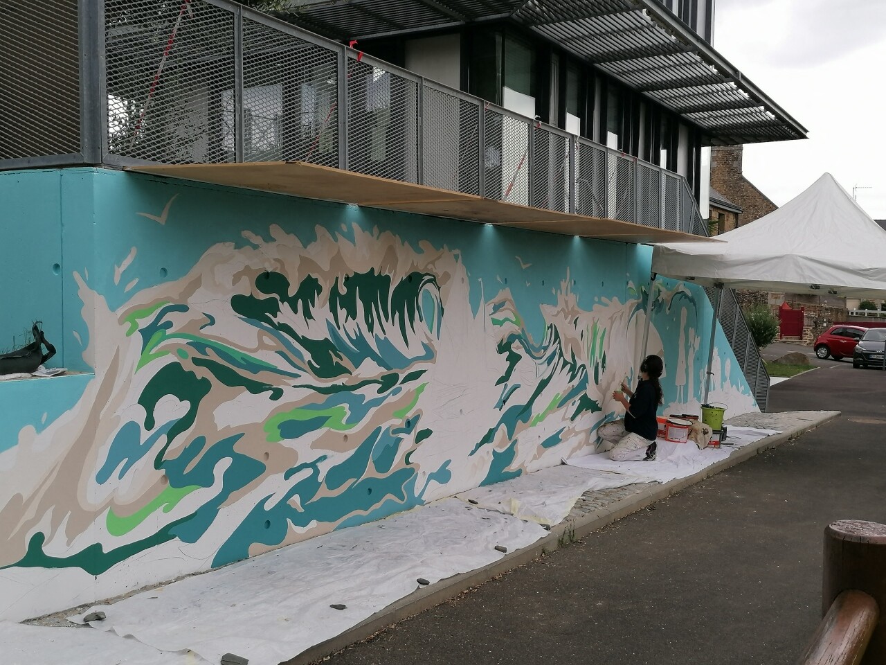 la municipalité commande une fresque à une jeune artiste locale