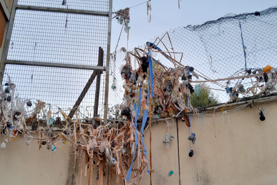 Les photos saisissantes de la maison d’arrêt de Nice croulant sous les projections