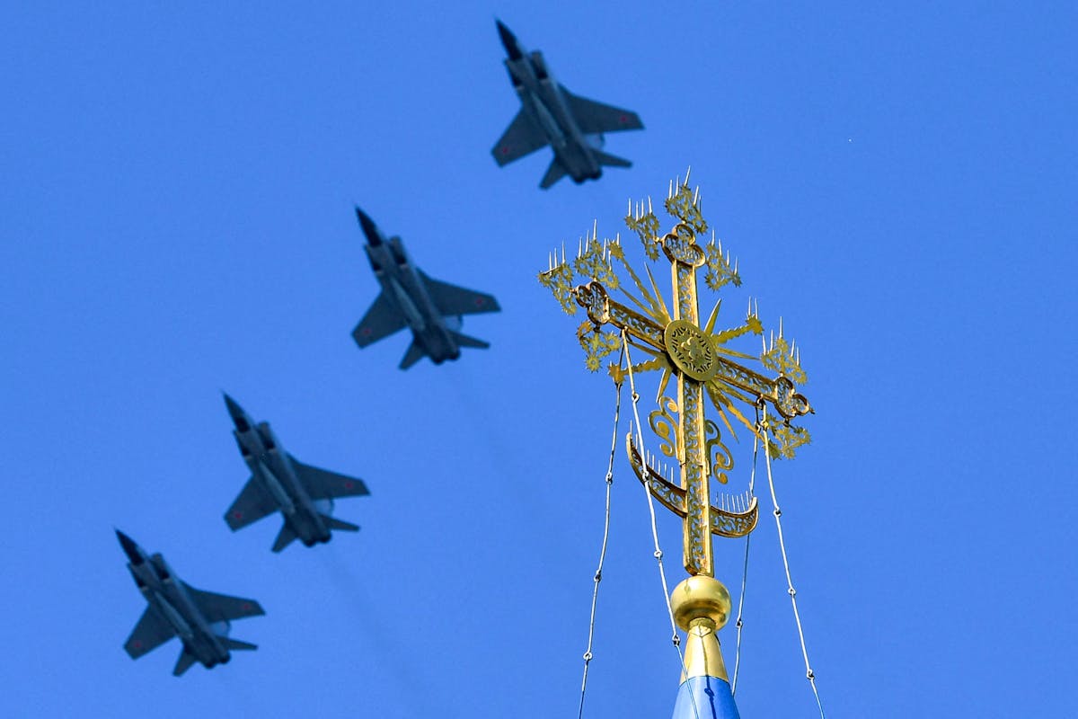Des avions de chasse russes MiG-31K survolent le centre-ville de Moscou, lors d'un défilé militaire.