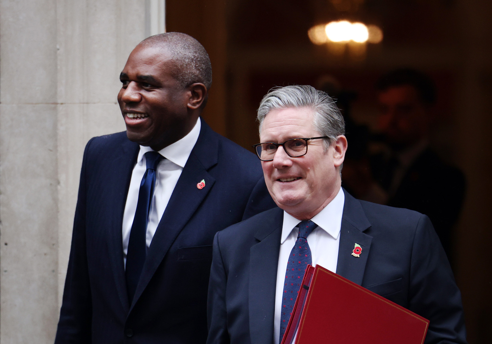 Le Premier ministre britannique Keir Starmer et son adjoint David Lammy quittent Downing Street pour les Questions au Premier ministre à Londres.