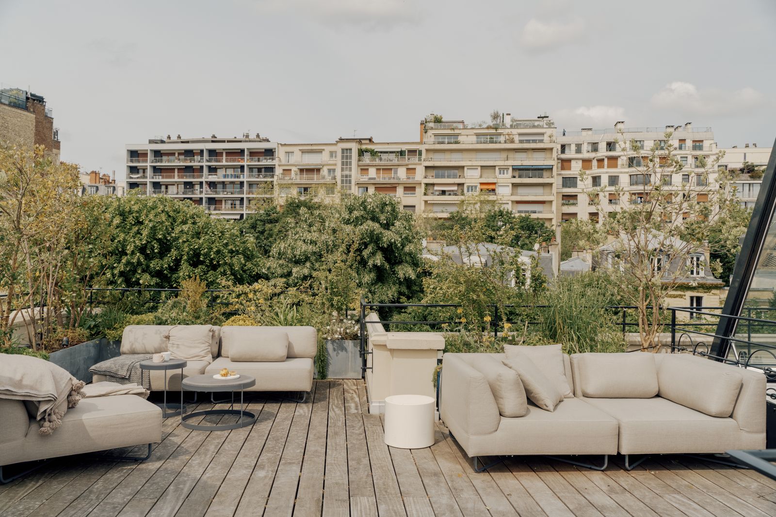 Conçu avec paysagiste Fabien Caumont toitterrasse jardin suspendu avec vue tout Paris canaps dextrieur  meublent espace