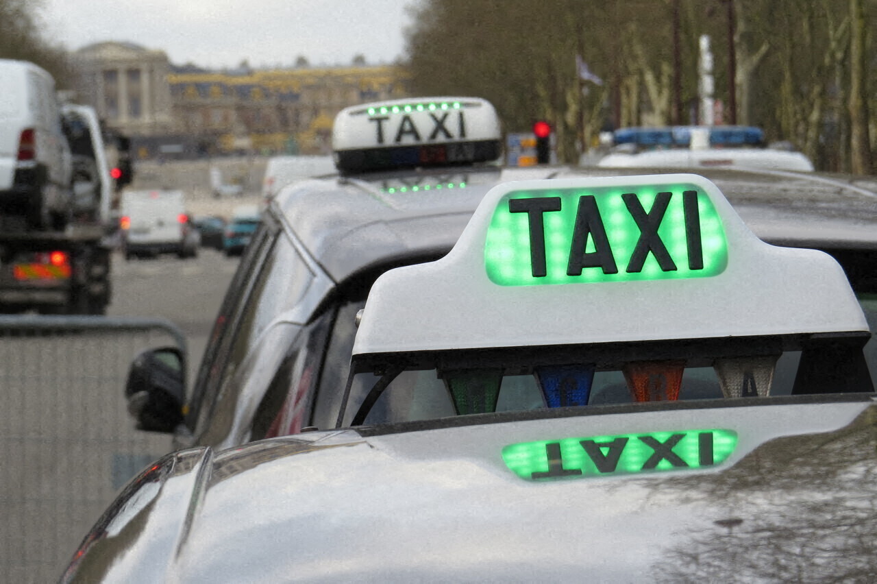 une manifestation des taxis près de la gare
