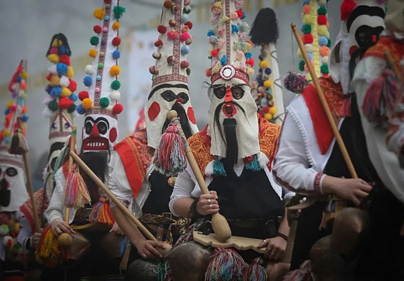 Des danseurs bulgares masqués de Kukeri se produisent lors du 31e festival international des jeux de la mascarade "Surva" dans la ville de Pernik, en Bulgarie.