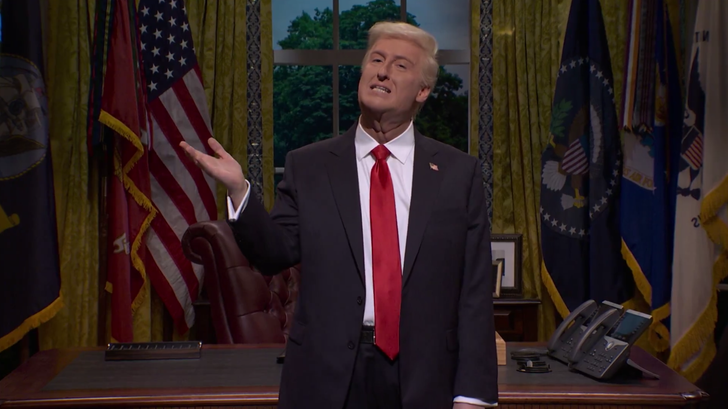 Trump moqué par « SNL » pour sa réaction de « sociopathe » au malaise d’un homme dans le Bureau Ovale.