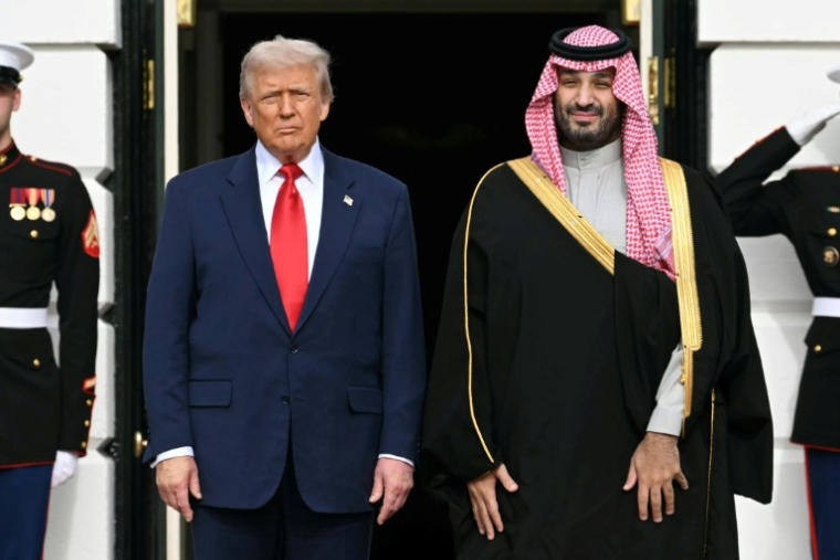 Donald Trump accueille le prince héritier saoudien Mohammed ben Salmane à la Maison Blanche, le 18 novembre 2025 à Washington ( AFP / SAUL LOEB )
