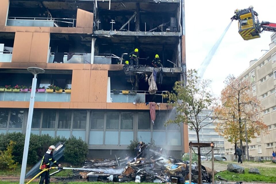 Une façade d’immeuble d’habitation a été incendiée après un tir de mortier. 