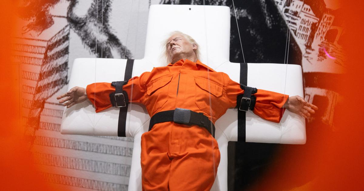 Une sculpture provocante de Donald Trump sanglé sur une croix exposée en Suisse