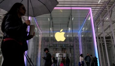 Apple lance l’iPhone Pocket, une nouvelle manière de porter son smartphone... à condition d’y mettre le prix