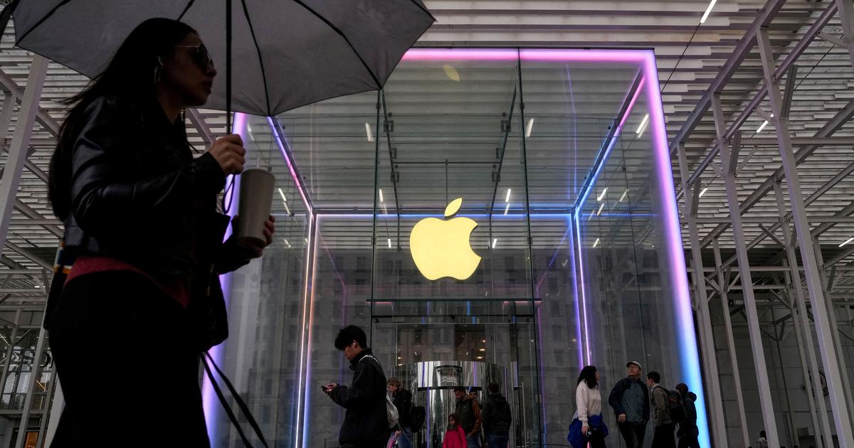 Apple lance l’iPhone Pocket, une nouvelle manière de porter son smartphone... à condition d’y mettre le prix