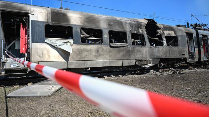 Un train à grande vitesse Intercity+, gravement endommagé par une attaque de missile russe à Kiev, en Ukraine, le 28 août 2025.