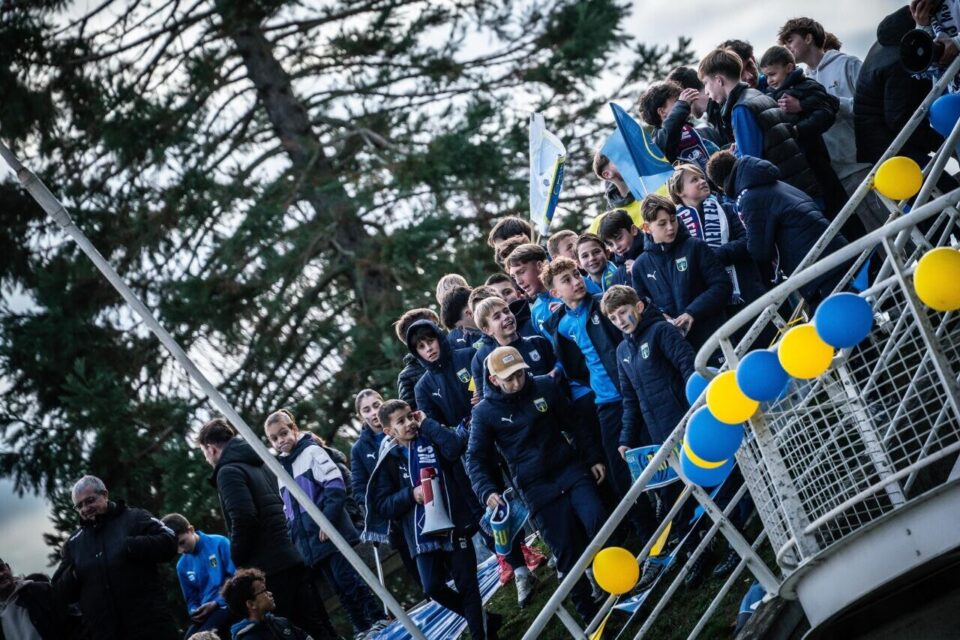 Une heure avant le coup d'envoi, les jeunes supporters donnaient déjà de la voix !