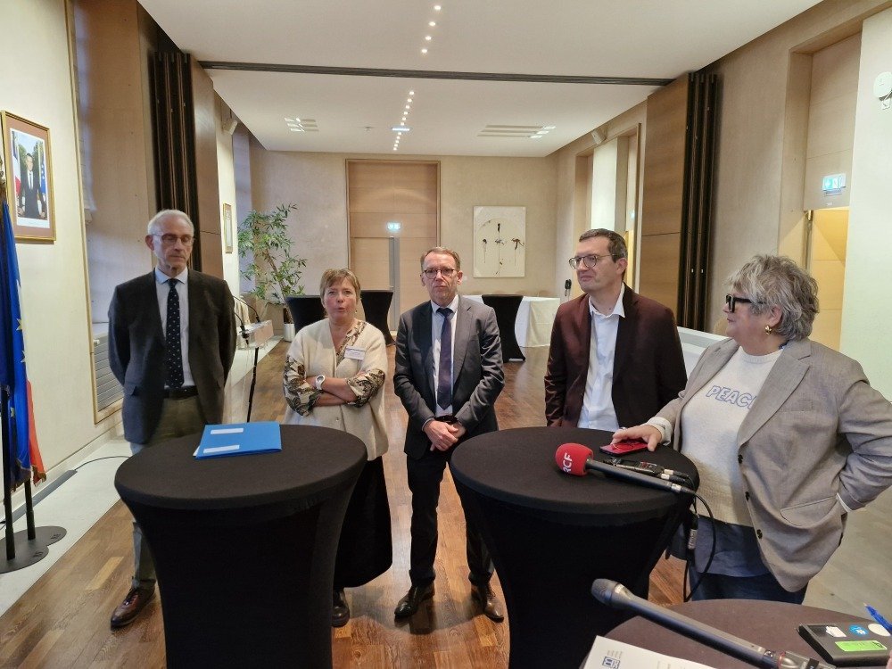 Le dispositif favorise les coopérations entre les services de la préfecture, de la CAF, du Département de Seine-Maritime ou de la Mutuelle sociale agricole.