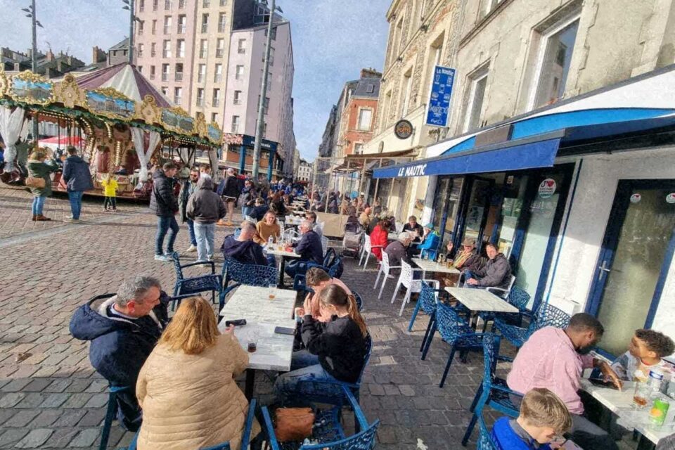 Du monde en terrasse à Cherbourg (Manche) en ce jour des Foulées.