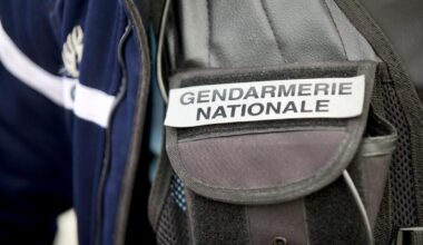 Furieux de voir son gîte dégradé, l’hôte muni d’une hachette frappe et menace les jeunes fêtards