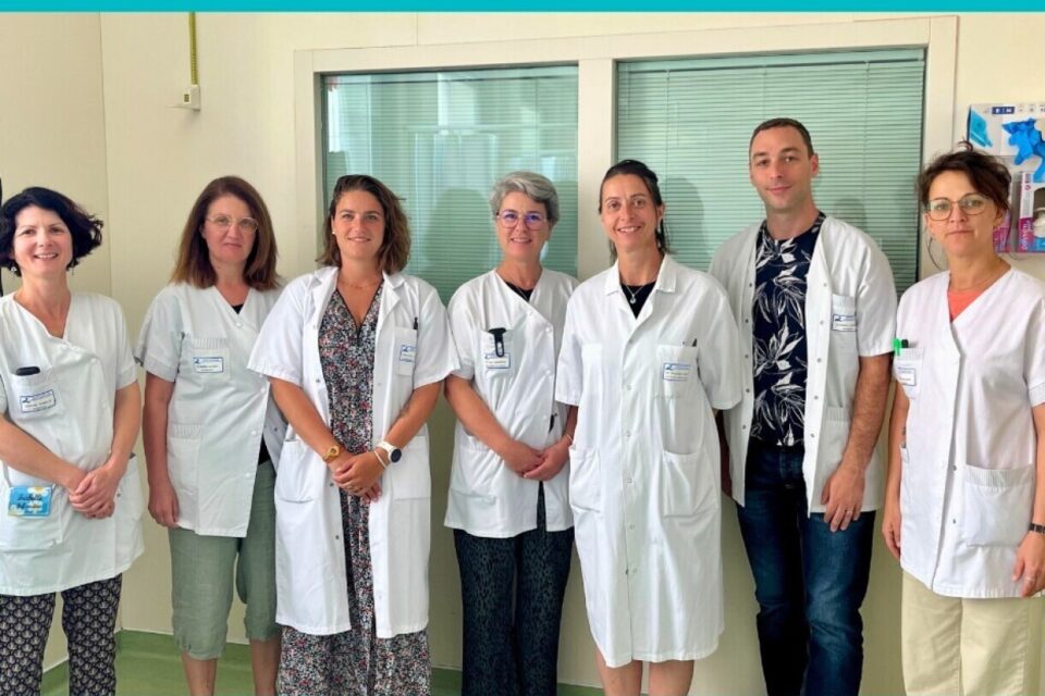 L'équipe de recherche et de neuromodulation en psychiatrie du CHU de Nantes. De gauche à droite : Isabelle Gendre, Karine El Aloui (Infirmières en Neuromodulation), Adélaïde Prévotel (Technicienne d’études cliniques), Sandrine Giffaud (Cadre de Santé), Anne Sauvaget (PU-PH Psychiatrie), Damiens
Choneau (Infirmier de recherche clinique) et Mélanie Desmet (Infirmière en Neuromodulation).