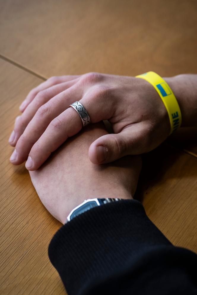 Oleksandr (un nom d'emprunt), 19 ans, a fui la région occupée de Zaporijia en août 2025. Dans les territoires contrôlés par Moscou, tout ce qui est ukrainien, comme le bracelet qu’il porte, est banni. A Kiev, le 4 octobre 2025.  