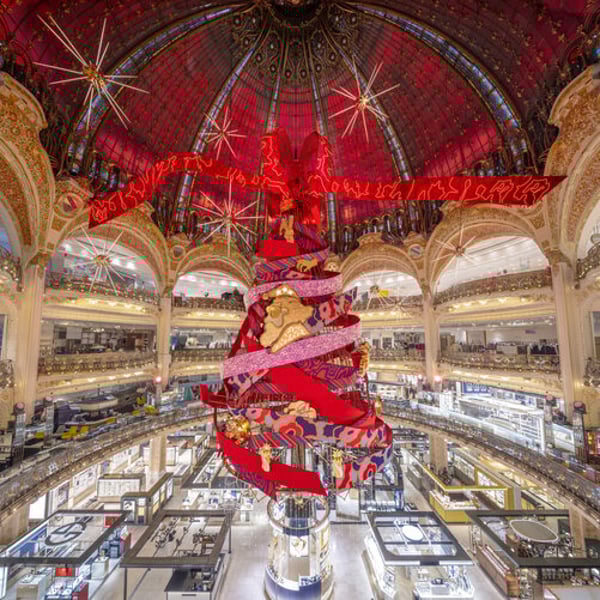 Les grands magasins parisiens dévoilent leurs vitrines de Noël