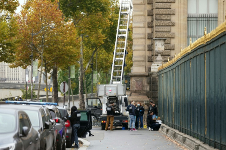 Des policiers se tiennent près du monte-charge utilisé par des cambrioleurs pour pénétrer dans le musée du Louvre, le 19 octobre 2025 à Paris ( AFP / Dimitar DILKOFF )