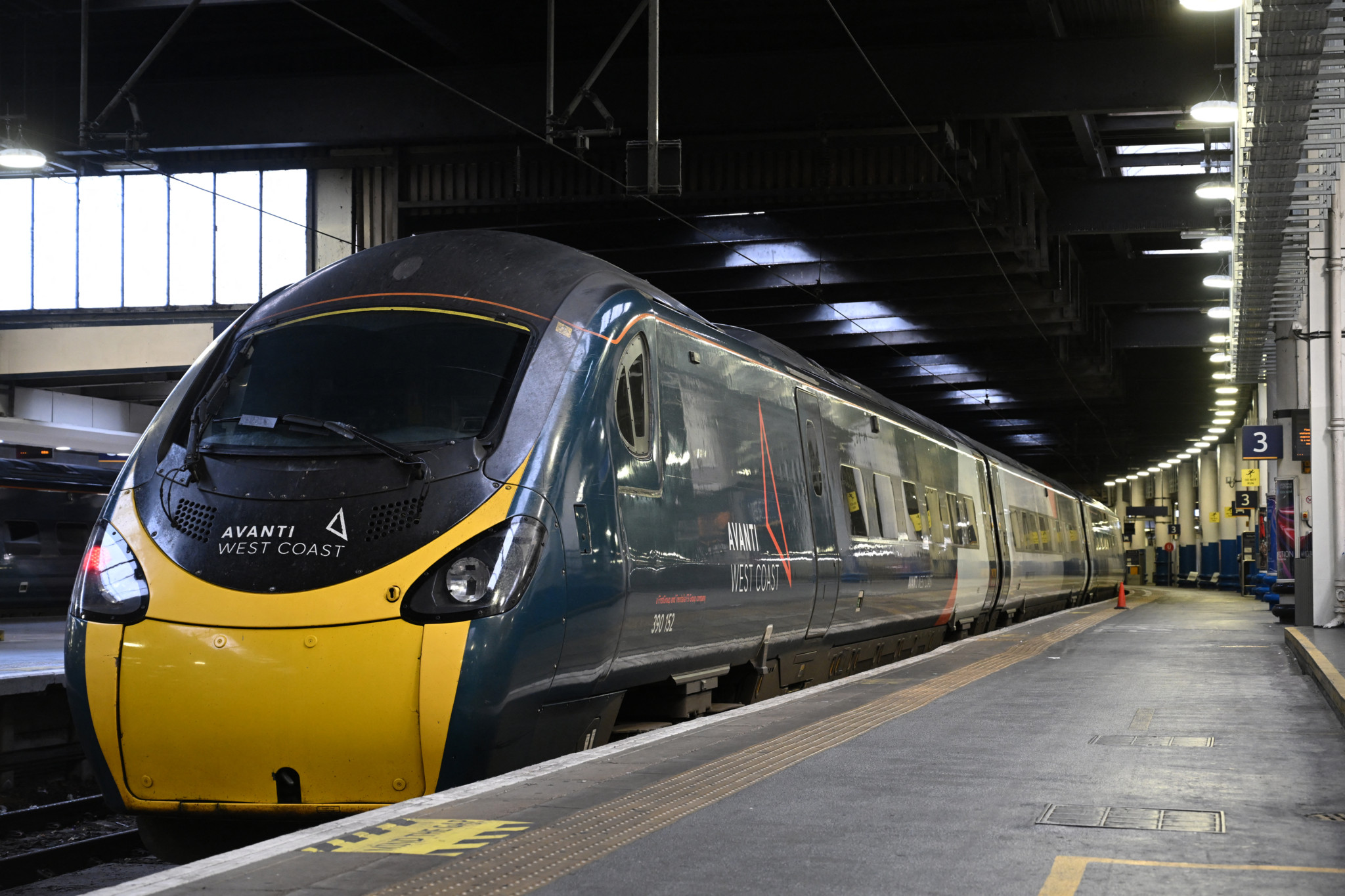 Train Avanti West Coast stationné à la gare d’Euston à Londres, pendant une grève de 24 heures des cheminots britanniques.