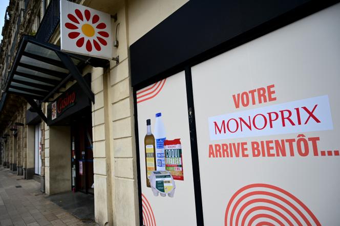 Un magasin Casino fermé, s’apprêtant à passer sous l’enseigne Monoprix, à Béziers (Hérault), le 3 avril 2025.