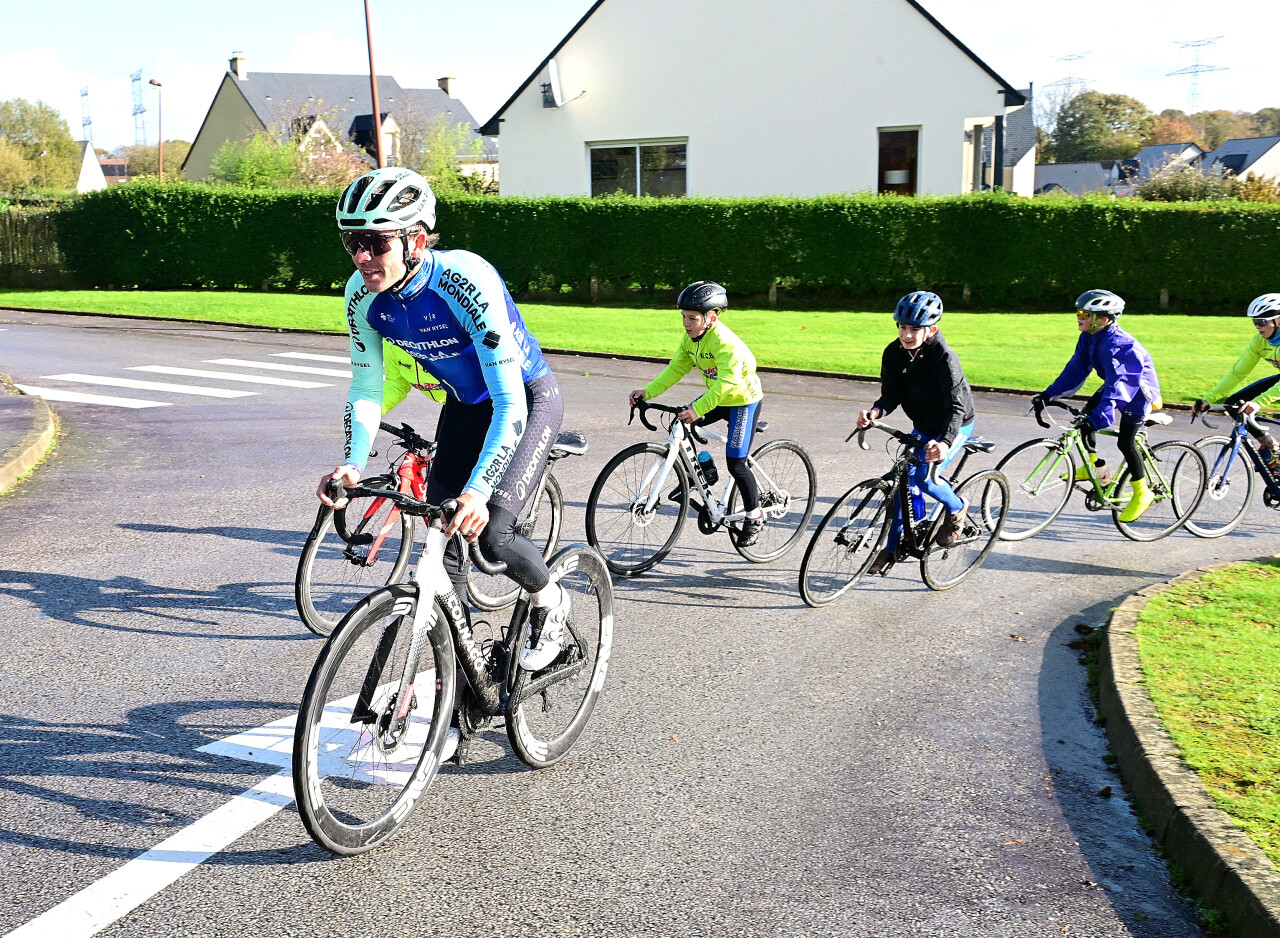 Après son transfert chez UAE, Benoît Cosnefroy de passage dans son fief de Rauville-la-Bigot