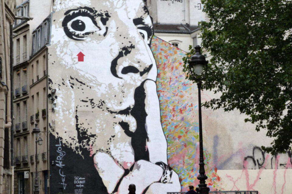 Depuis 2011, la fresque Chuuuttt de Jef Aérosol fait partie du paysage parisien.