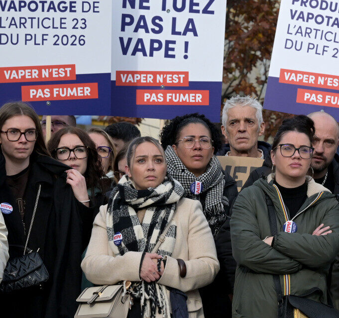 Cherbourg-en-Cotentin, le 4 novembre.
Ils ont décidé de faire entendre leur voix. Les salariés de l’entreprise Le Petit vapoteur se sont mobilisés. Ils protestent contre l’article 23 du Projet de Loi de Finances 2026, actuellement débattu à l’Assemblée nationale, qui menace l’existence de sa société cherbourgeoise, leader européen de la vente en ligne de cigarettes électroniques. Le texte prévoit notamment l’imposition d’une taxe sur les produits e-liquides, l’interdiction de vente des produits vape aux 3 500 boutiques non agréées par l’État, ainsi que la vente sur Internet.
Tanguy Gréard et Olivier Dréan  les dirigeants ont pris la parole devant les 350 personnes rassemblés place du Théâtre.