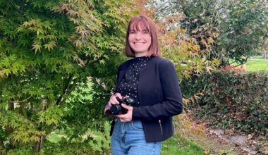 elle a troqué la blouse contre un appareil photo