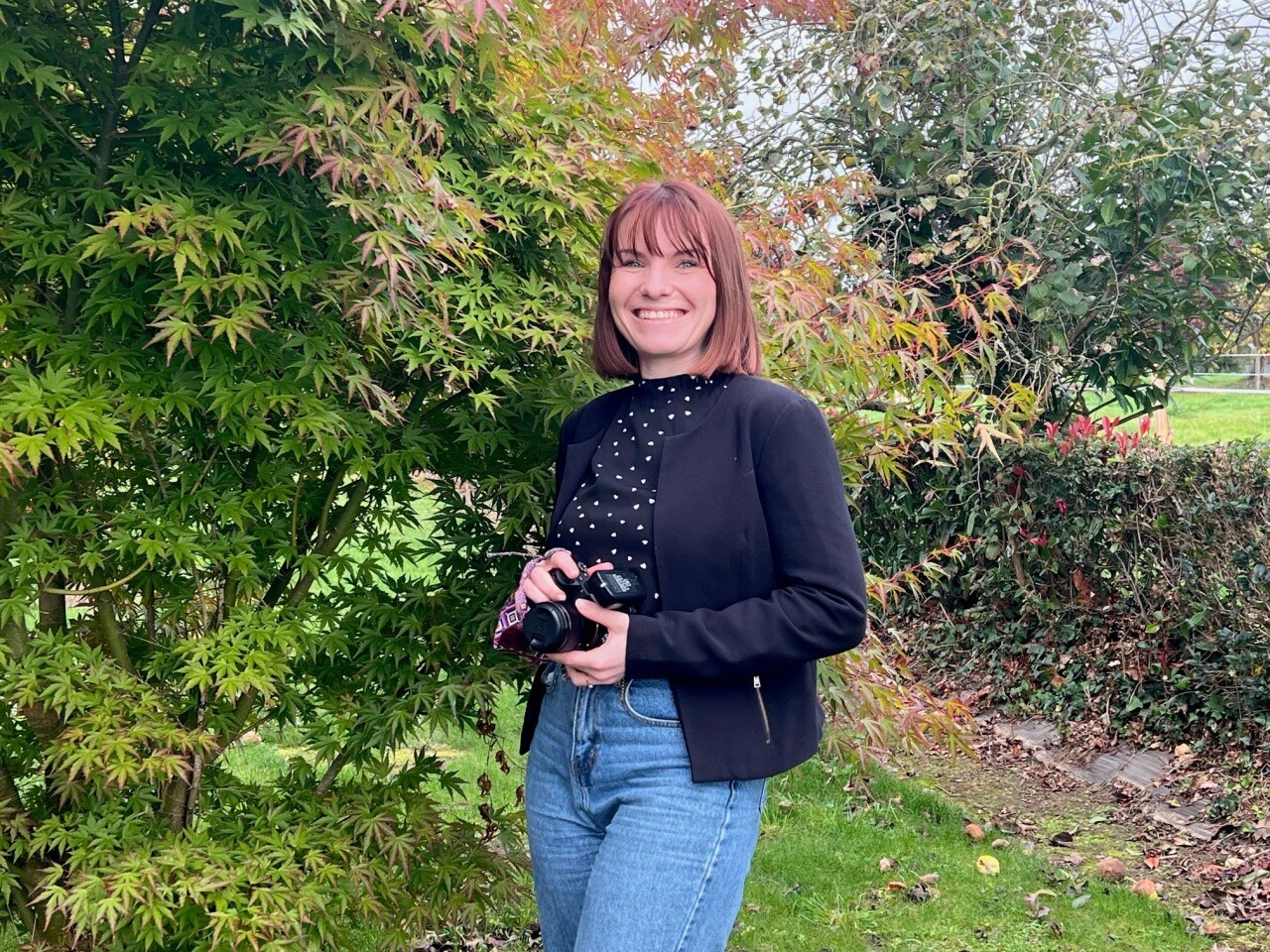 elle a troqué la blouse contre un appareil photo