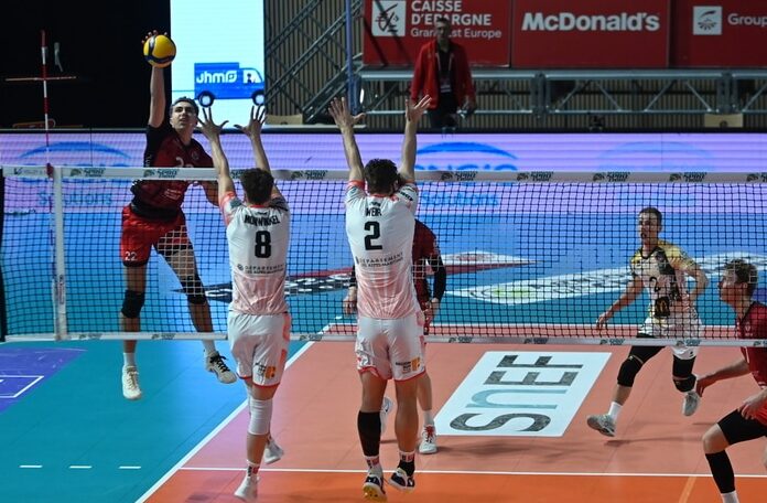 Le volleyeur chaumontais Joshua Marty à l'attaque.