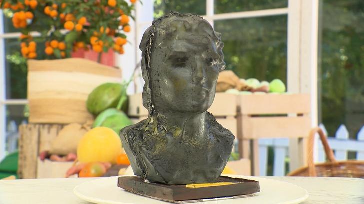 Le gâteau buste d’Adrien dan la demi-finale du « Meilleur Pâtissier  » saison 14