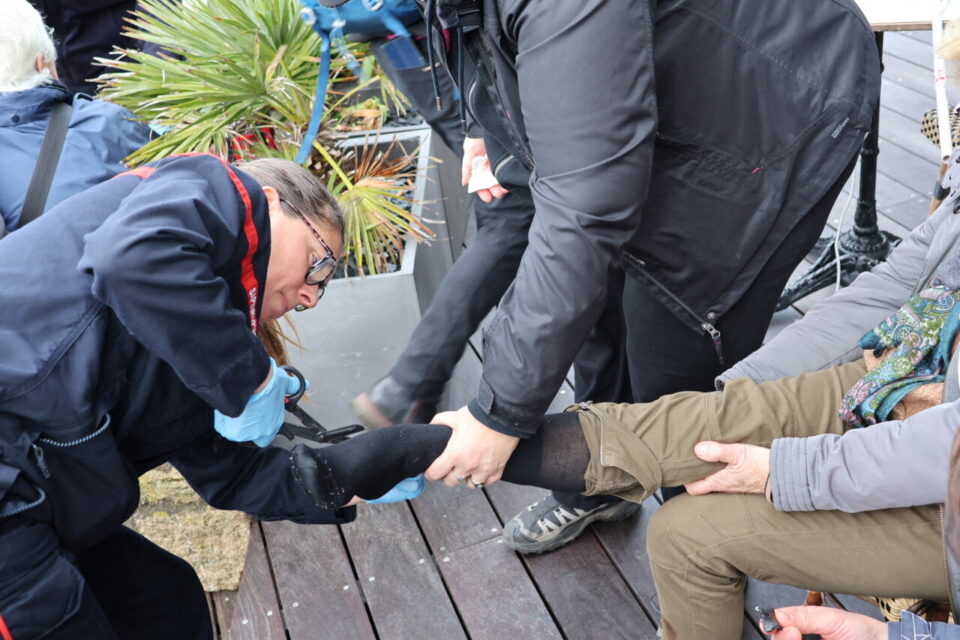 Une manifestante âgée de 76 ans, prise en charge par les secours, après avoir été blessée à la cheville par l'explosion d'une grenade