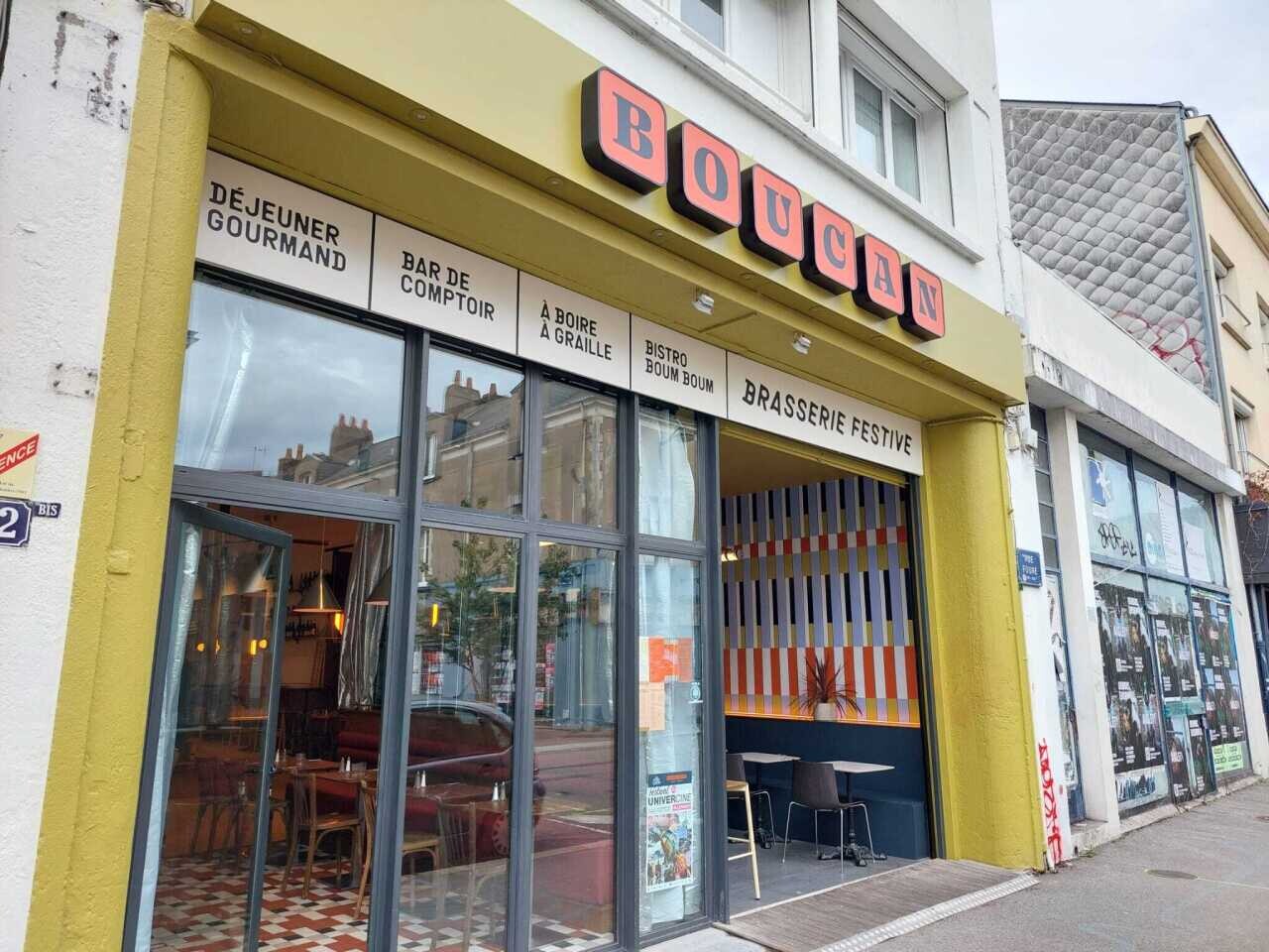 un nouveau restaurant a ouvert dans cette rue célèbre pour sa gastronomie