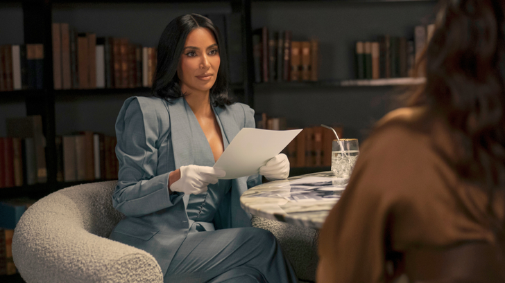 Kim Kardashian dans le rôle de l’avocate Allura Grant, dans la série « All’s Fair ».